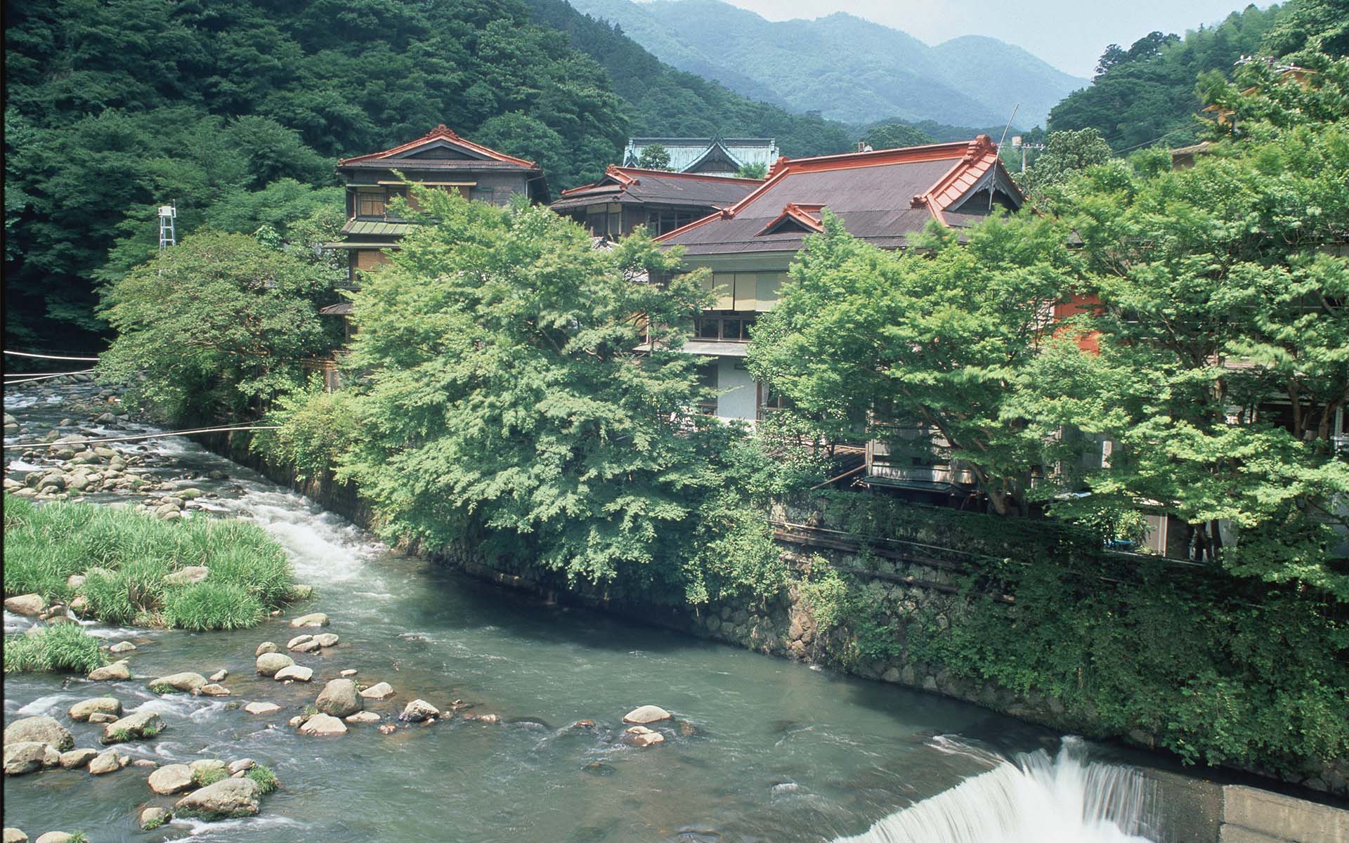 文化財の宿 福住楼 — 箱根町塔之沢 · 早川渓谷に張り出す木造三階建ての数寄屋旅館