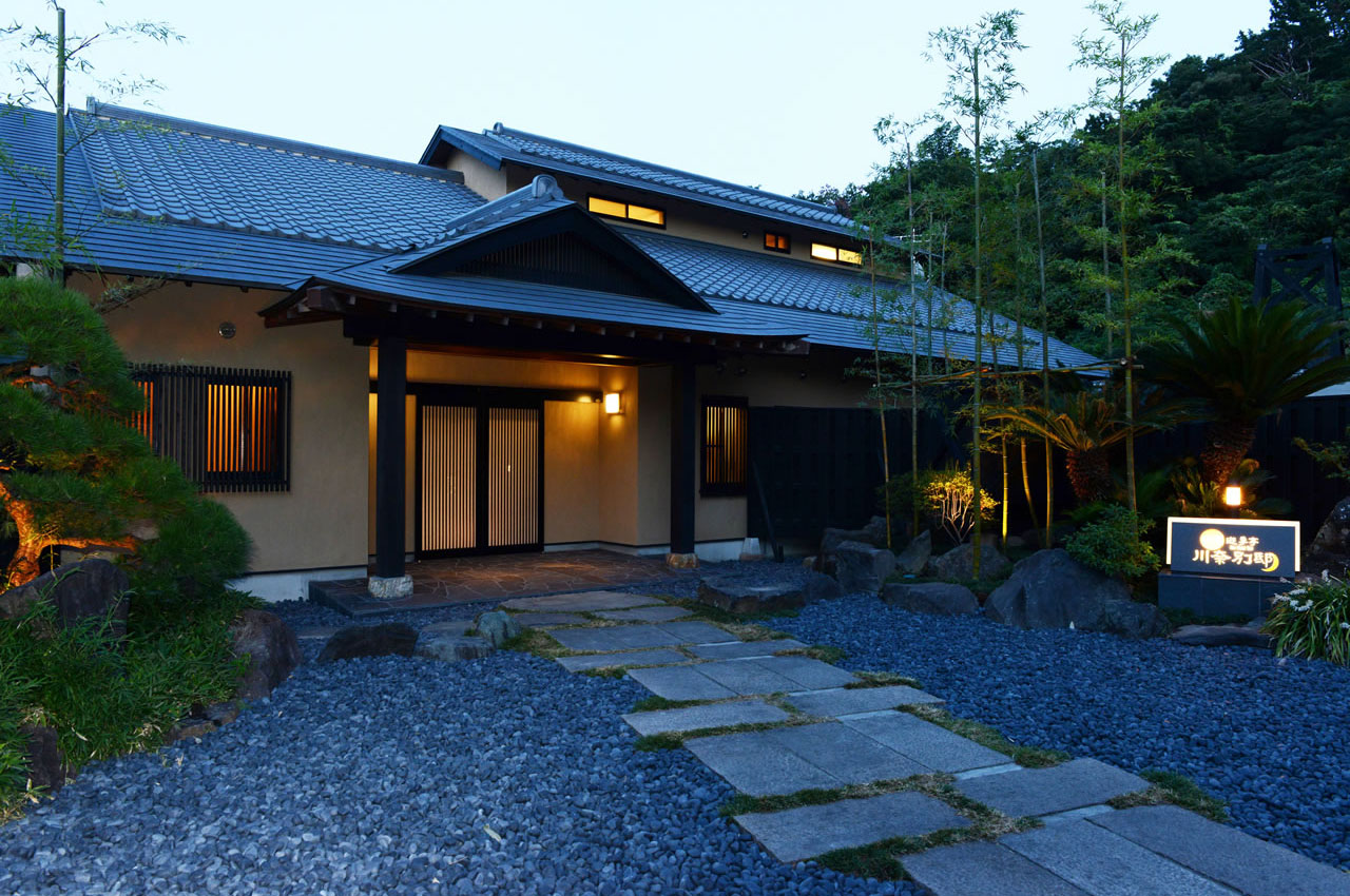 伊東遊季亭 川奈別邸 — 静岡・伊東川奈 · 相模灘を望む丘の上、独立離れ 5 棟形式の温泉旅館