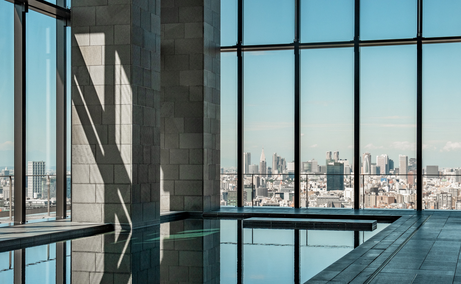 アマン東京 — 大手町タワー33階・Kerry Hill 設計のスイミングプールと水景