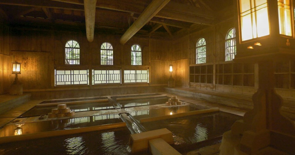 法師温泉 長寿館 本館外観 — 法師川沿いの木造文化財建築