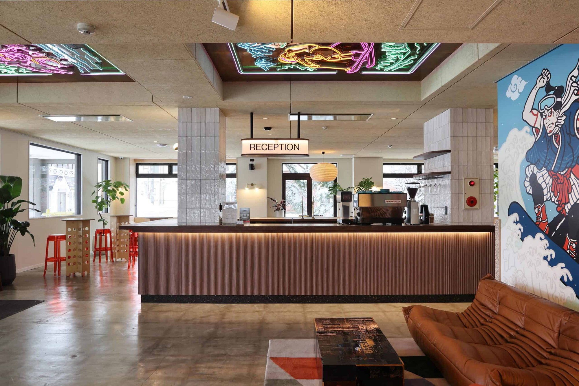 evo Hotel Hakuba — 白馬村北城 · 全面改装されたカフェとバーのデザイン空間
