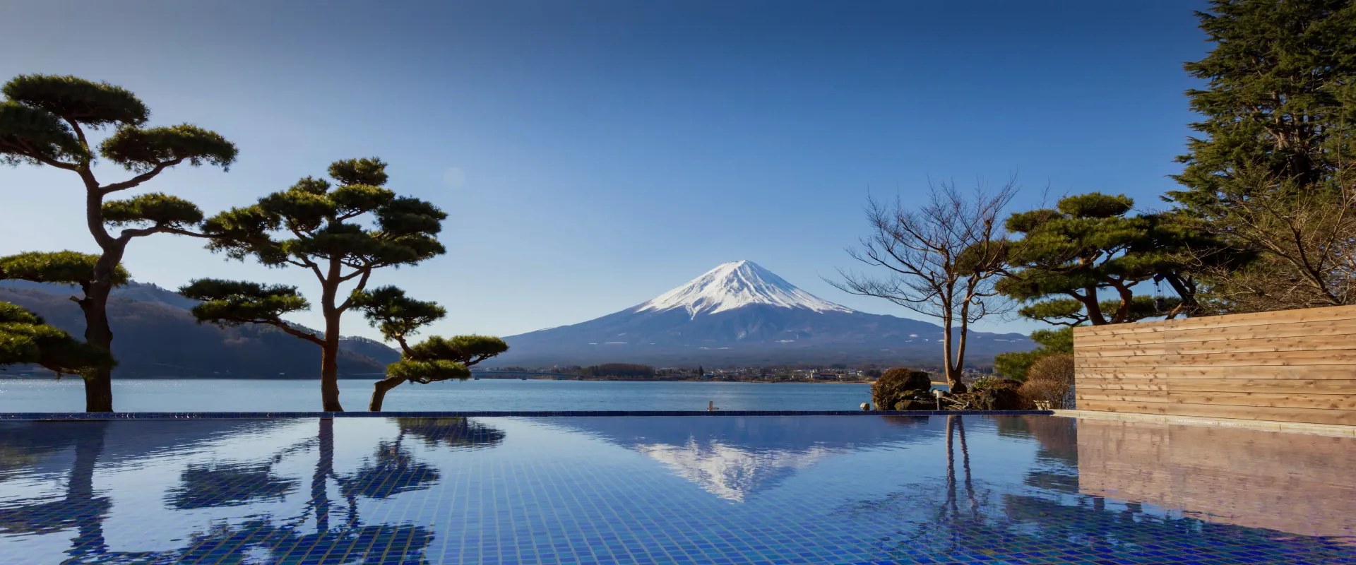 秀峰閣 湖月 — 河口湖北岸 · 全室湖と富士山を望む和の旅館