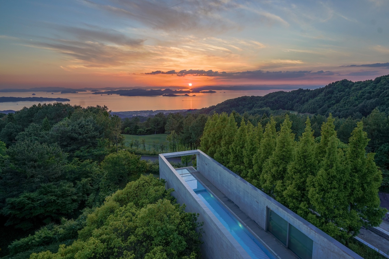 瀬戸内リトリート 青凪 — 松山・安藤忠雄設計のコンクリート建築に組み込まれたプライベートサウナと温泉ジャグジー