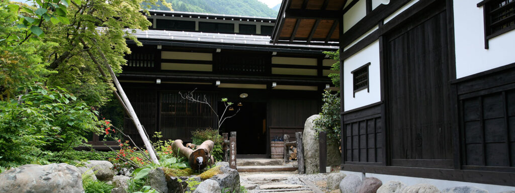 山里のいおり 草円 — 奥飛騨福地温泉 · 登録有形文化財の古民家を移築した囲炉裏の宿