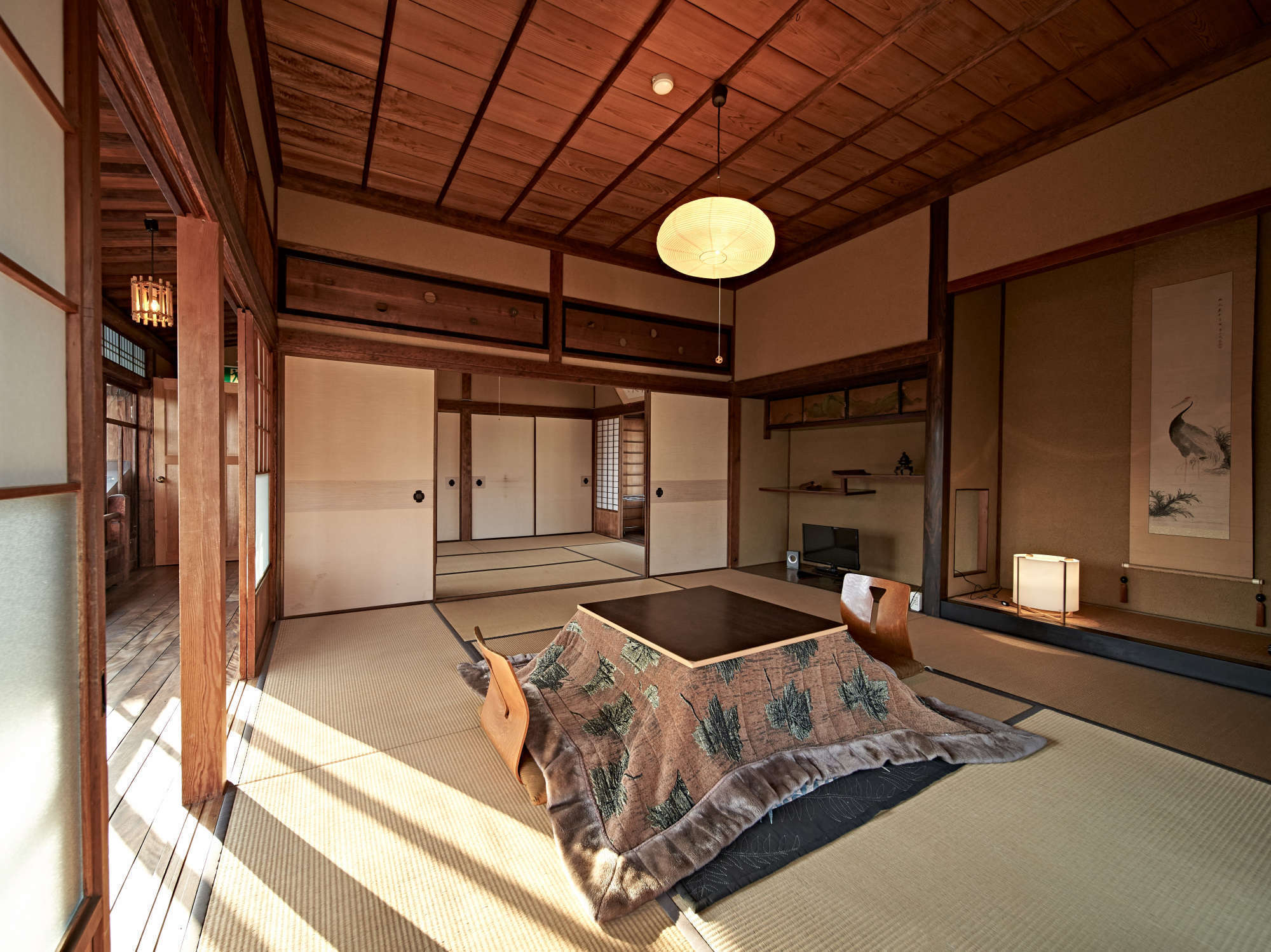 山田別荘 — 別府・北浜 · 縁側と堀ごたつのある本館の和室