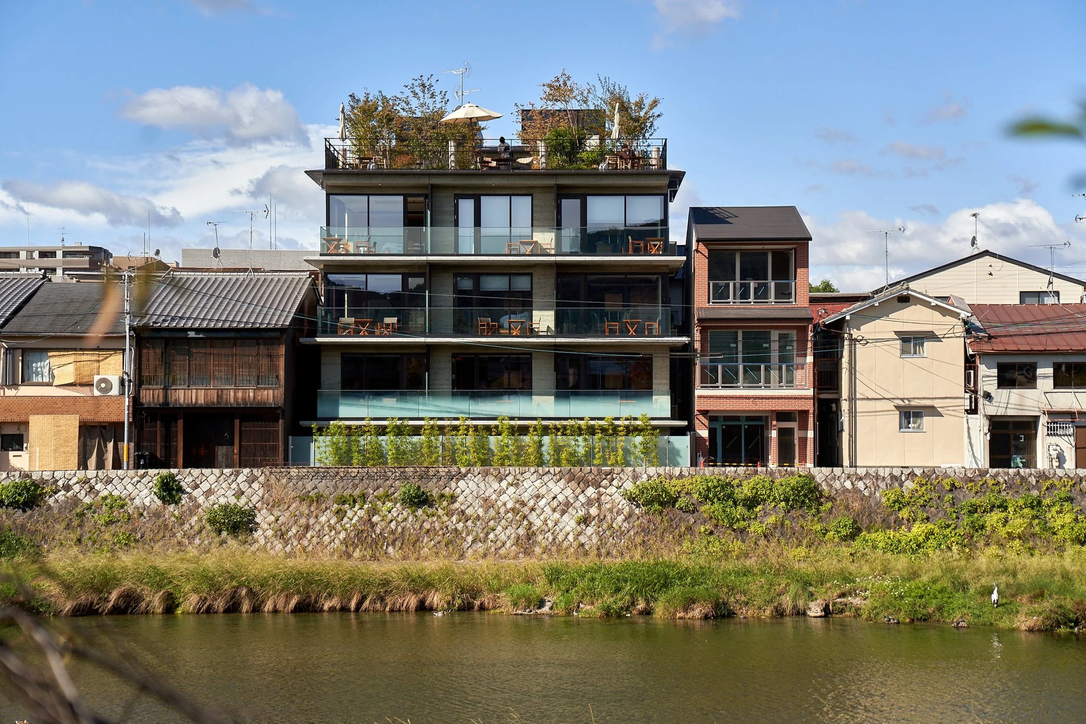 Genji Kyoto — 京都・下京区 · 鴨川の畔に建つ全室畳敷きの現代和デザインホテル