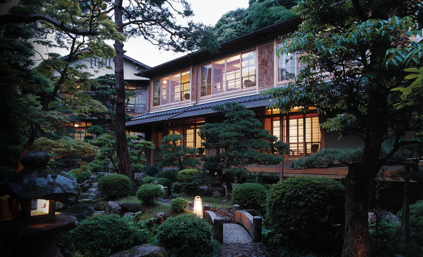 西村屋本館 — 本館側の和室一間。書院造を基調とした座敷と床の間