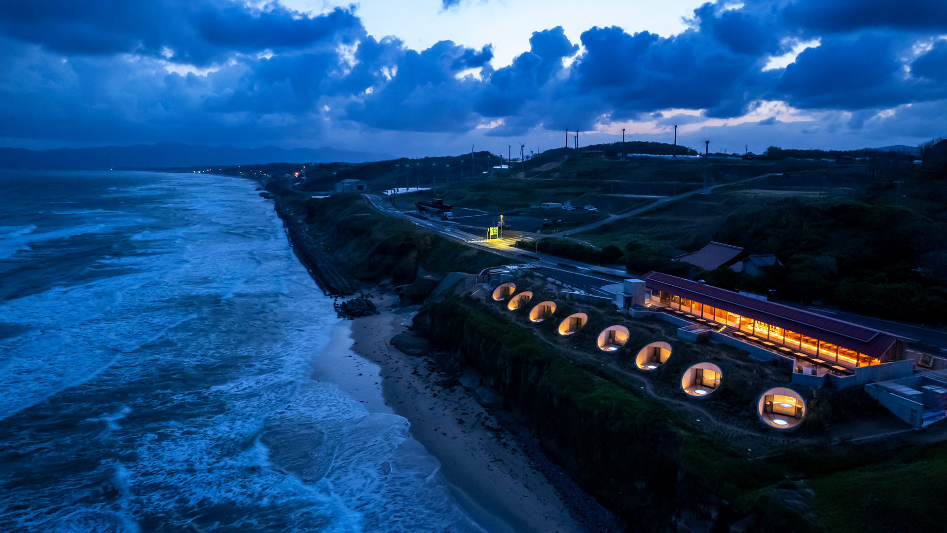 IZUMO HOTEL THE CLIFF — 出雲市多伎町 · キララビーチ上の断崖に並ぶCAVE型8室と独立VILLA