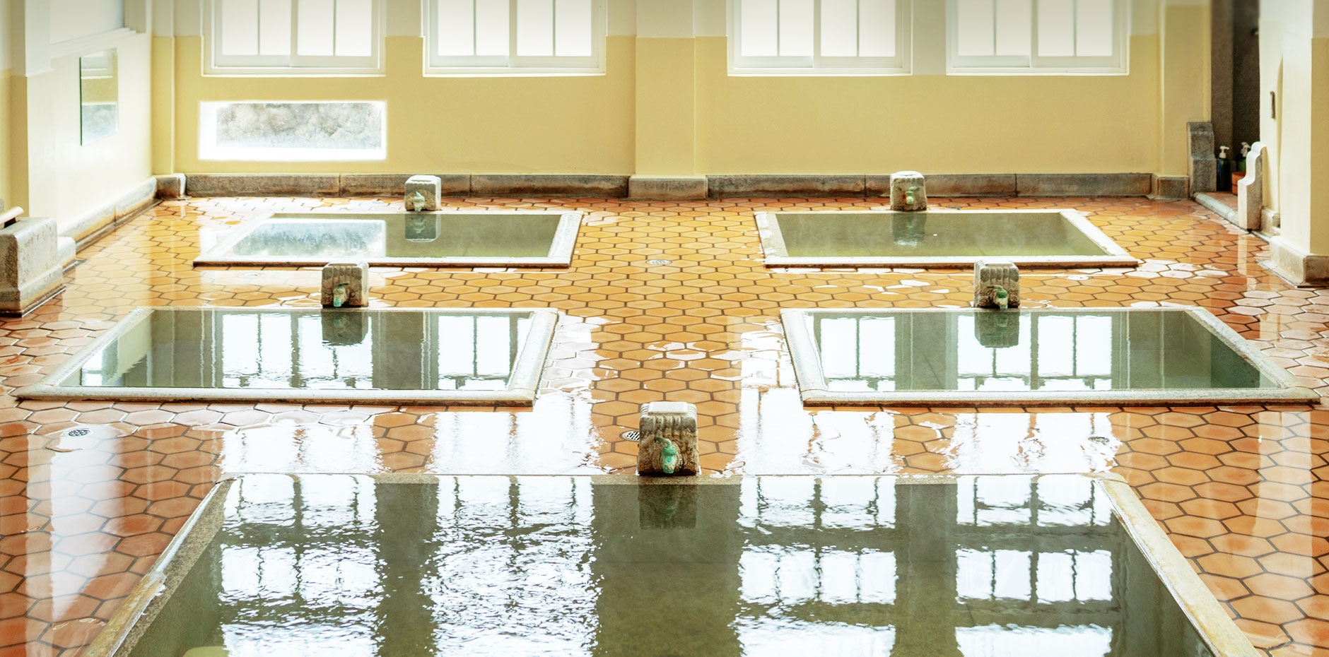 元禄の湯 — 積善館本館の浴場、1930年建造、五つの石組湯舟と六角石の床
