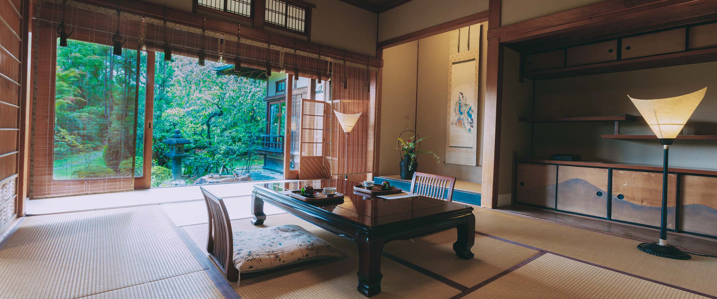 吉田山荘 — 京都・左京区 · 簾越しに東山の樹冠を取り込む数寄屋客室