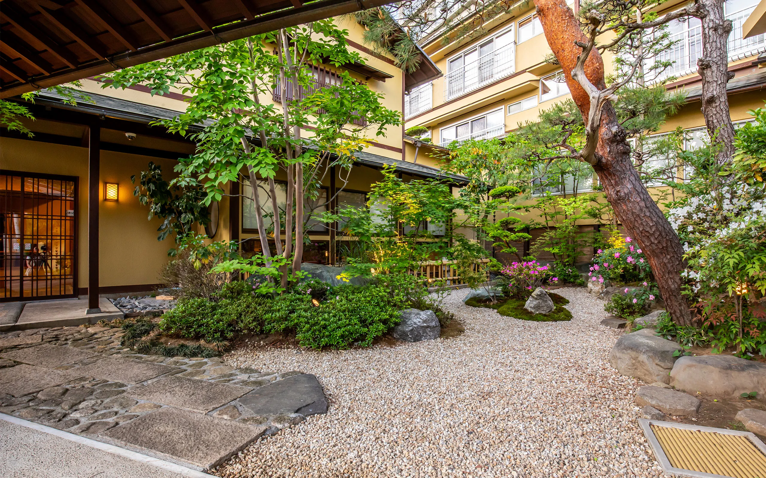 富士乃湯 — 松本市浅間温泉 · 1832年創業、源泉掛け流し全十室、館内に松本城ゆかりの調度を展える老舗