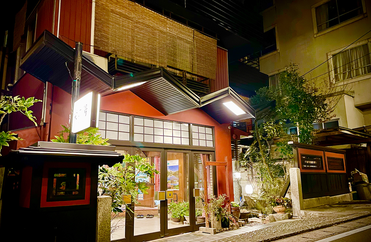 栄の湯旅館 — 松本市浅間温泉 · 昭和初期の木造三階建て、全十室、源泉掛け流しの「仙聚樓」