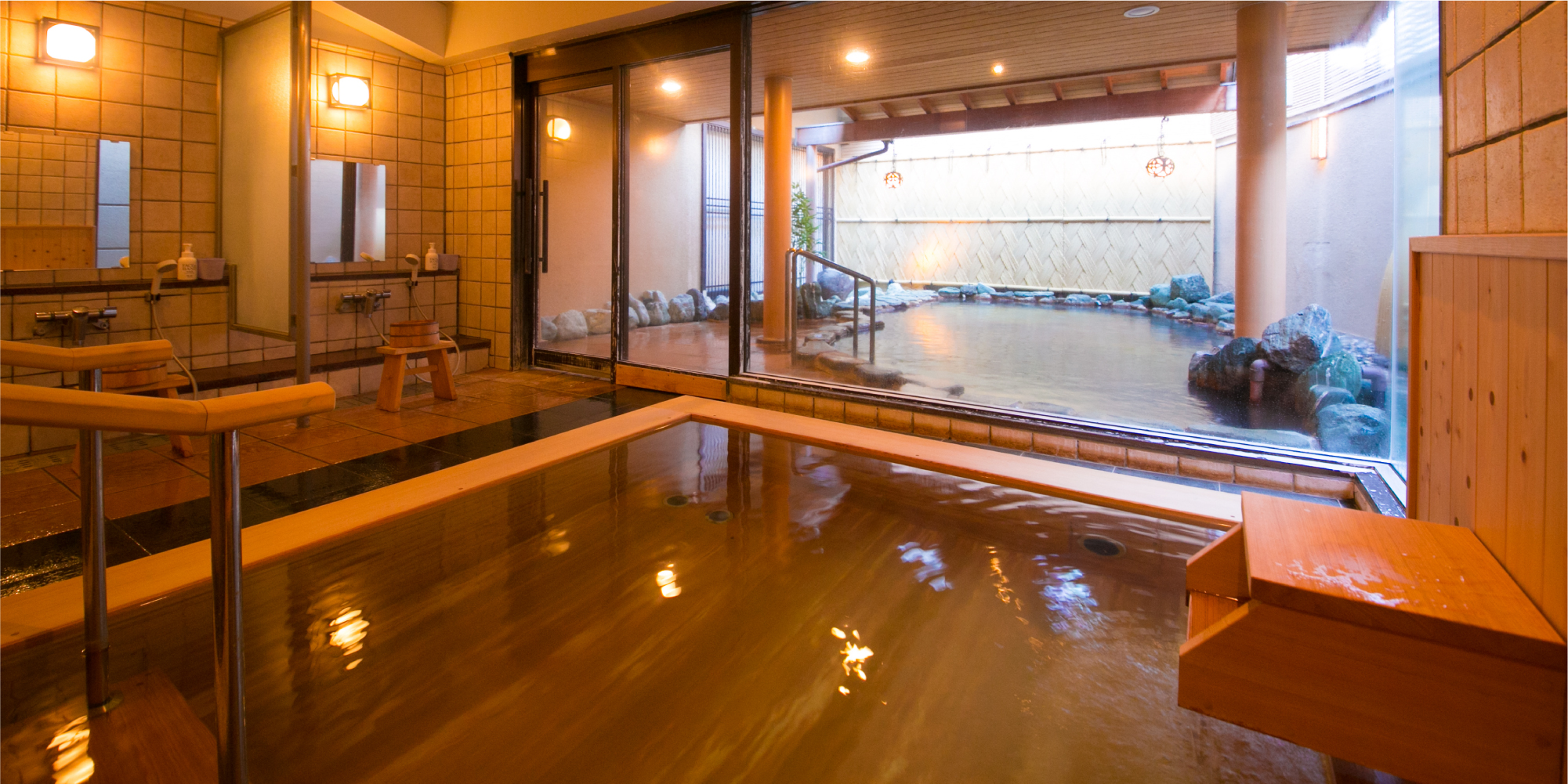 熱海温泉 古屋旅館 — 静岡・熱海 · 大浴場（昭和初期改修、テラゾー床と石材浴槽）