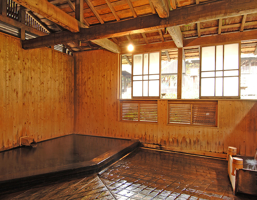 法師温泉 長寿館 — 群馬・みなかみ町 · 法師乃湯（明治28年棟、玉石コンクリート床・足元湧出）