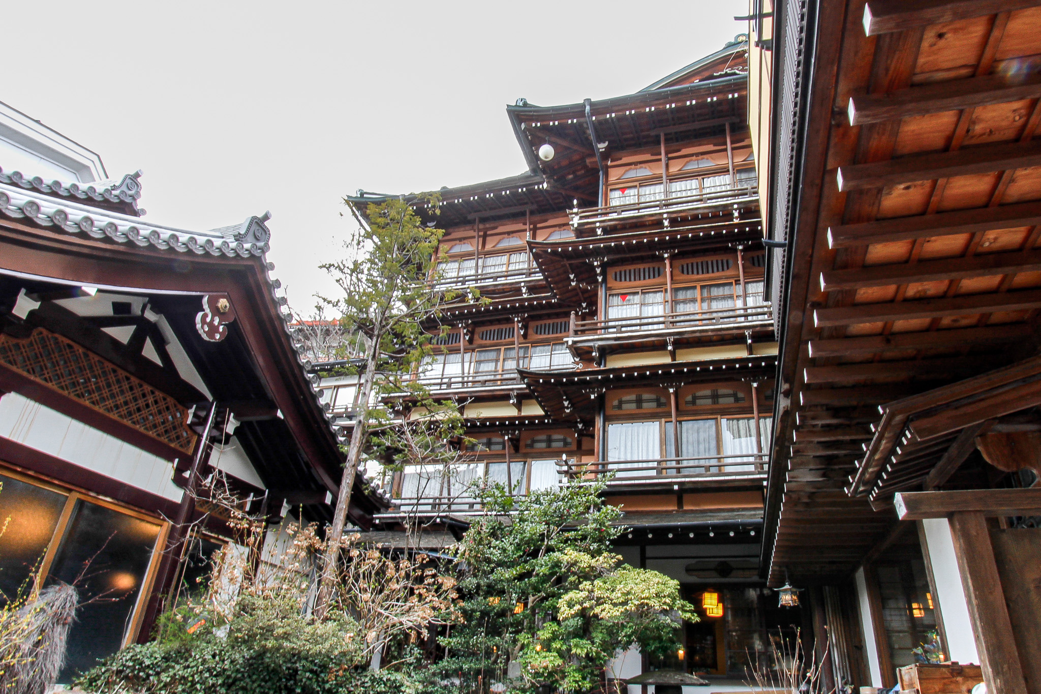 渋温泉 金具屋 — 長野・山ノ内町 · 斉月楼外観（昭和11年竣工、4階建て木造、国登録有形文化財）
