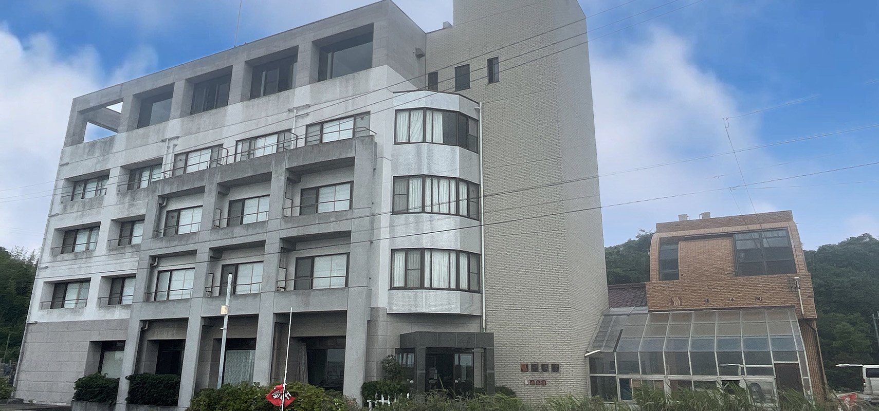 坂井温泉 湯本館 — 愛知県常滑市坂井 · 伊勢湾岸の含鉄泉を引くオーベルジュ、25室