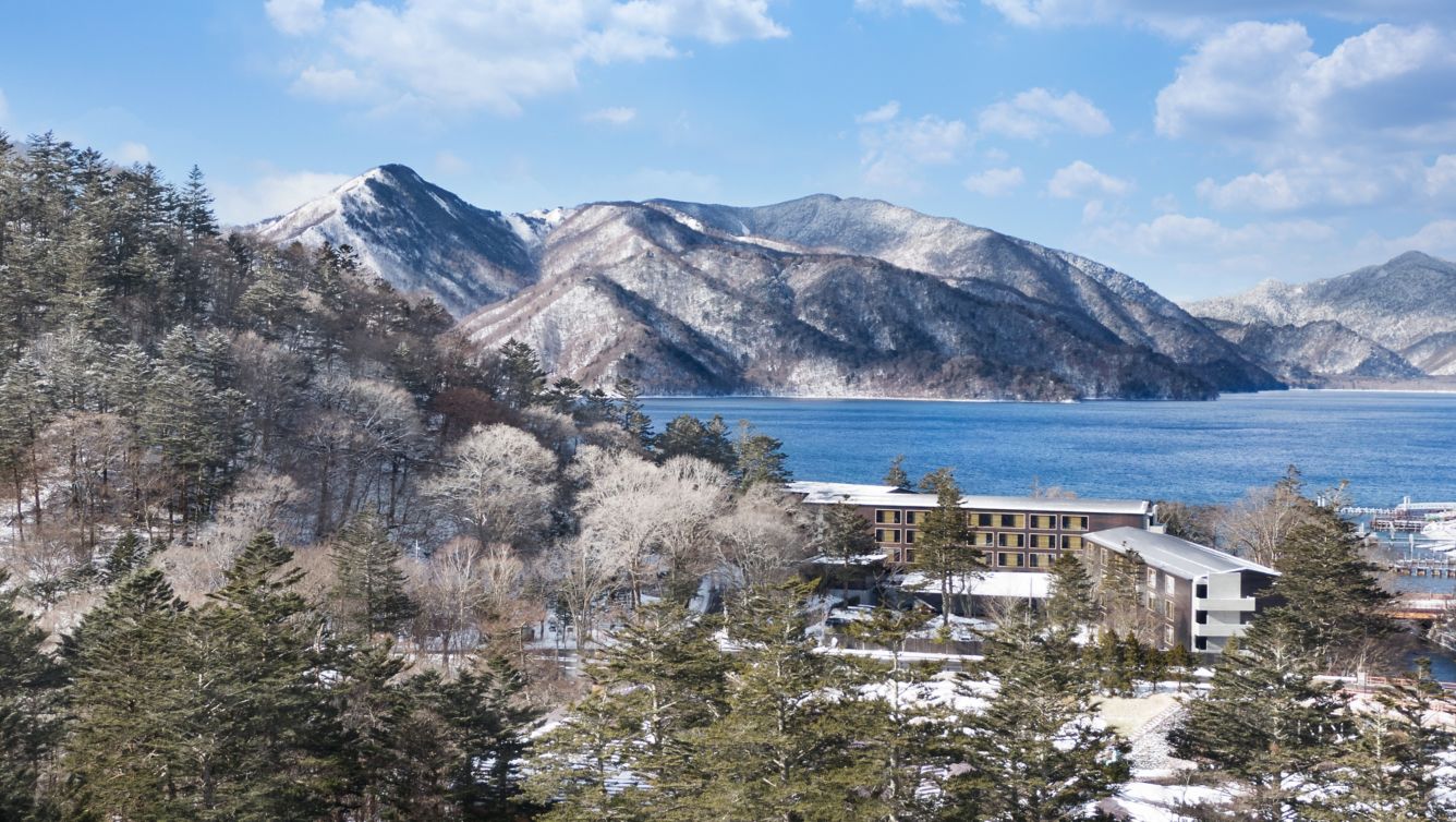 ザ・リッツ・カールトン日光 — 栃木・中禅寺湖畔 · 大谷石を用いた片流れ建築のリゾート