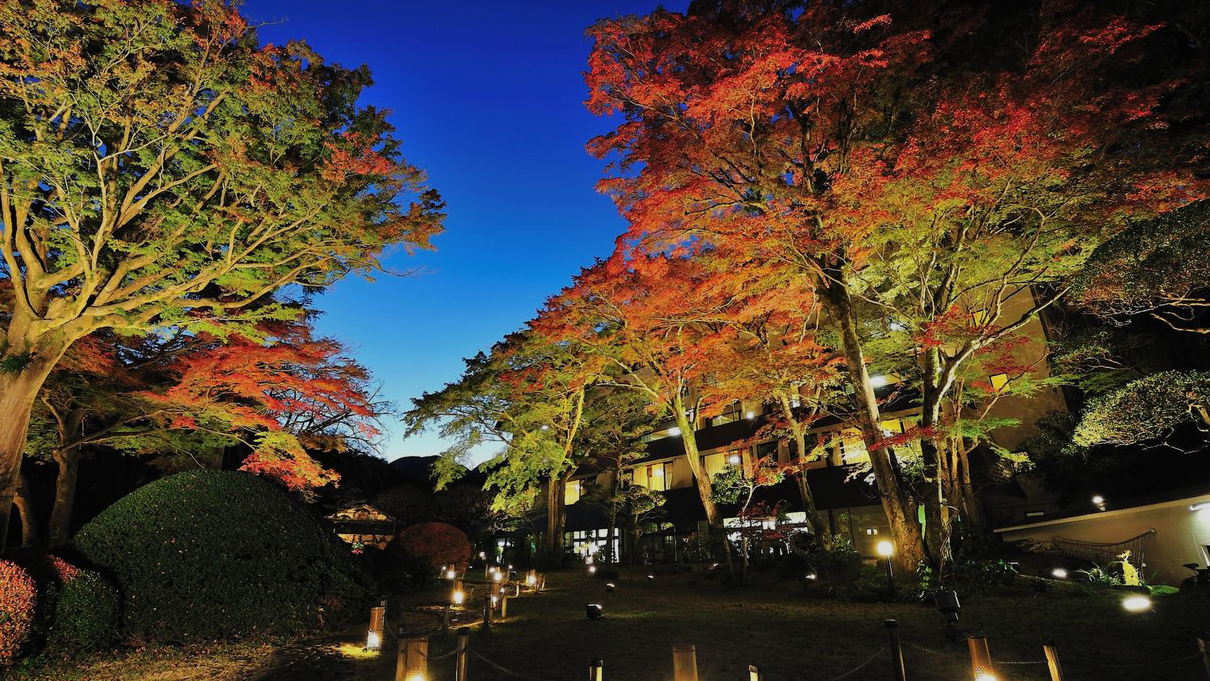吉池旅館 — 箱根湯本 · 旧岩崎彌之助別邸の庭園「山月園」と紅葉