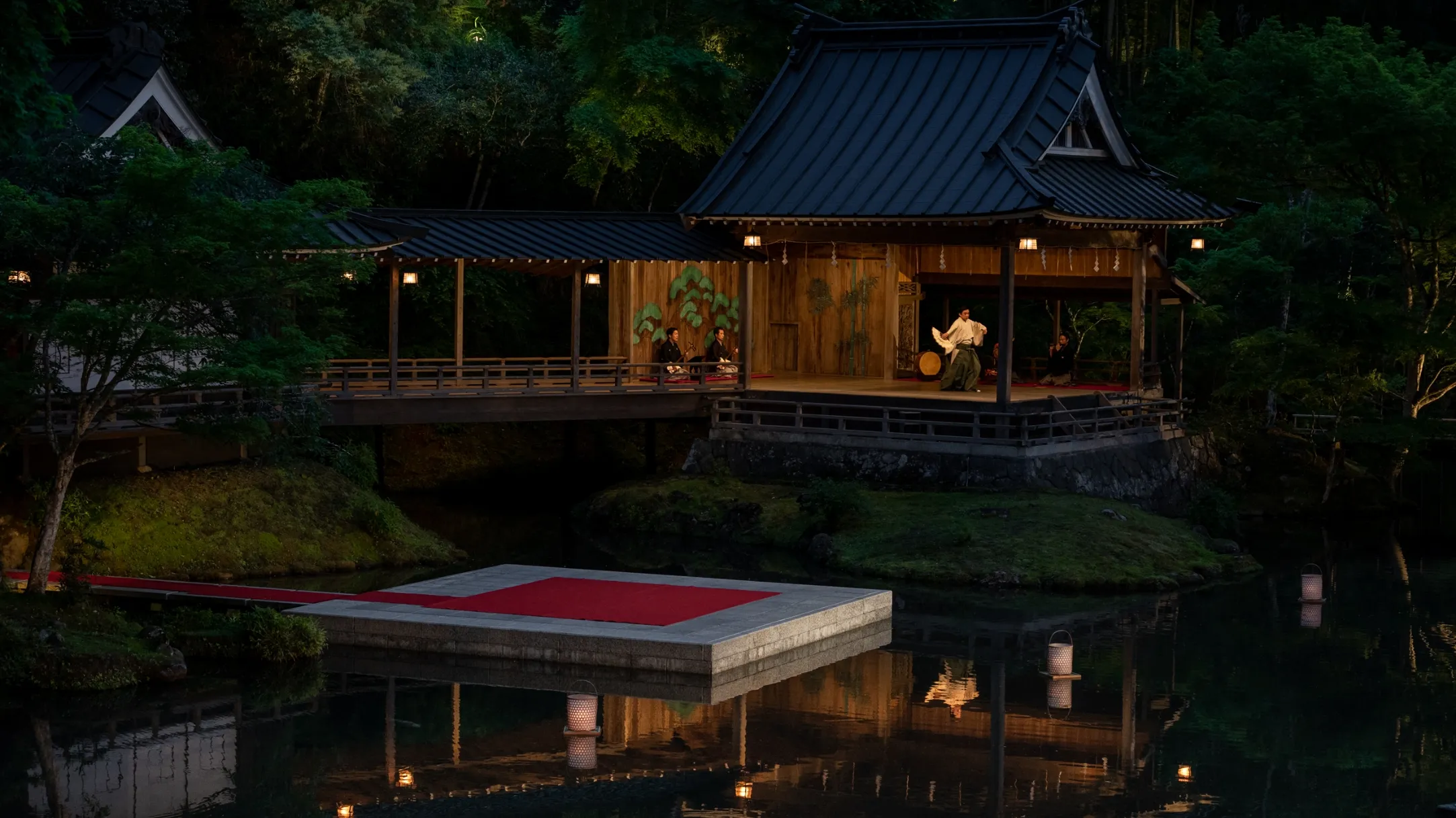 あさば — 修善寺 · 約六百坪の池に浮かぶ能舞台「月桂殿」と水盤式の張り出し舞台、夕景