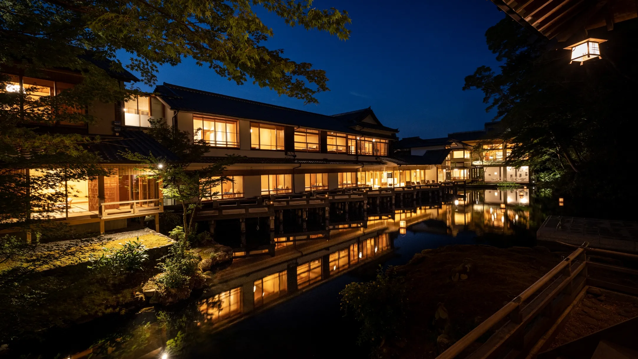 あさば — 修善寺 · 池に映る数寄屋宿の雁行配置と灯り、夜景