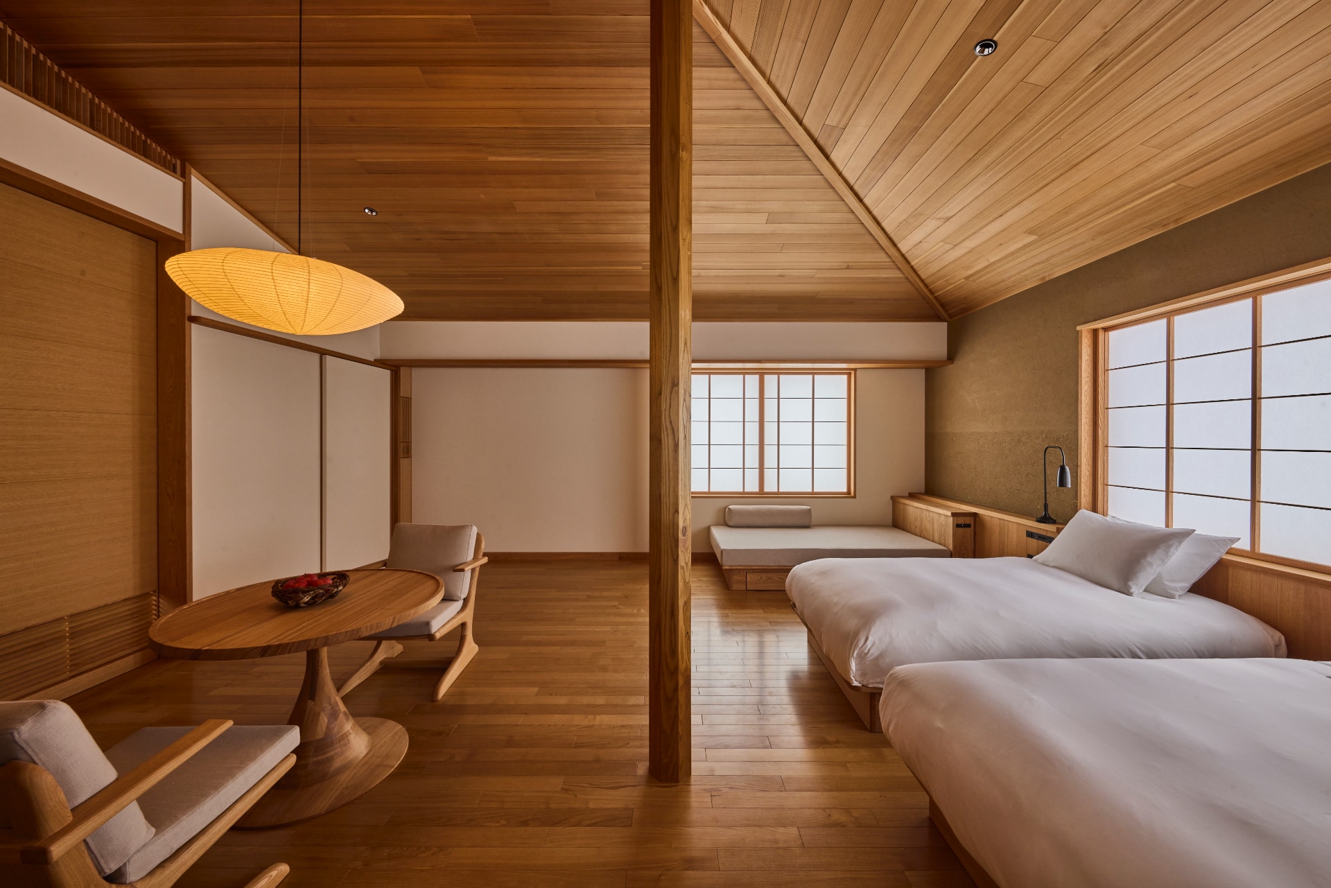 AZUMA FARM KOIWAI — Forest Villa 65.7 ㎡ 杉の傾斜天井と岩手栗の柱