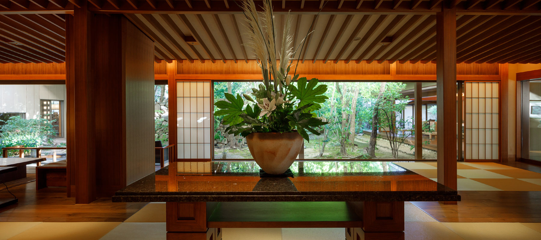 別邸音信 — 山口・長門湯本温泉 · 杉板と安山岩を用いた客室の建築意匠
