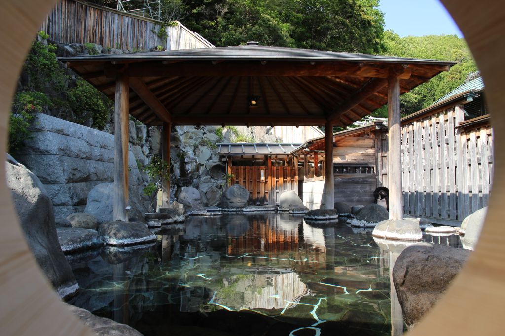 桜田温泉 山芳園 — 松崎町桜田・田園に開く源泉湯宿の外観