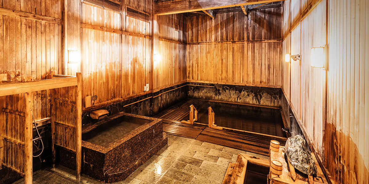 蔦温泉旅館 — 青森・十和田市 · 大正7年築「久安の湯」総青森ヒバの化粧屋根裏