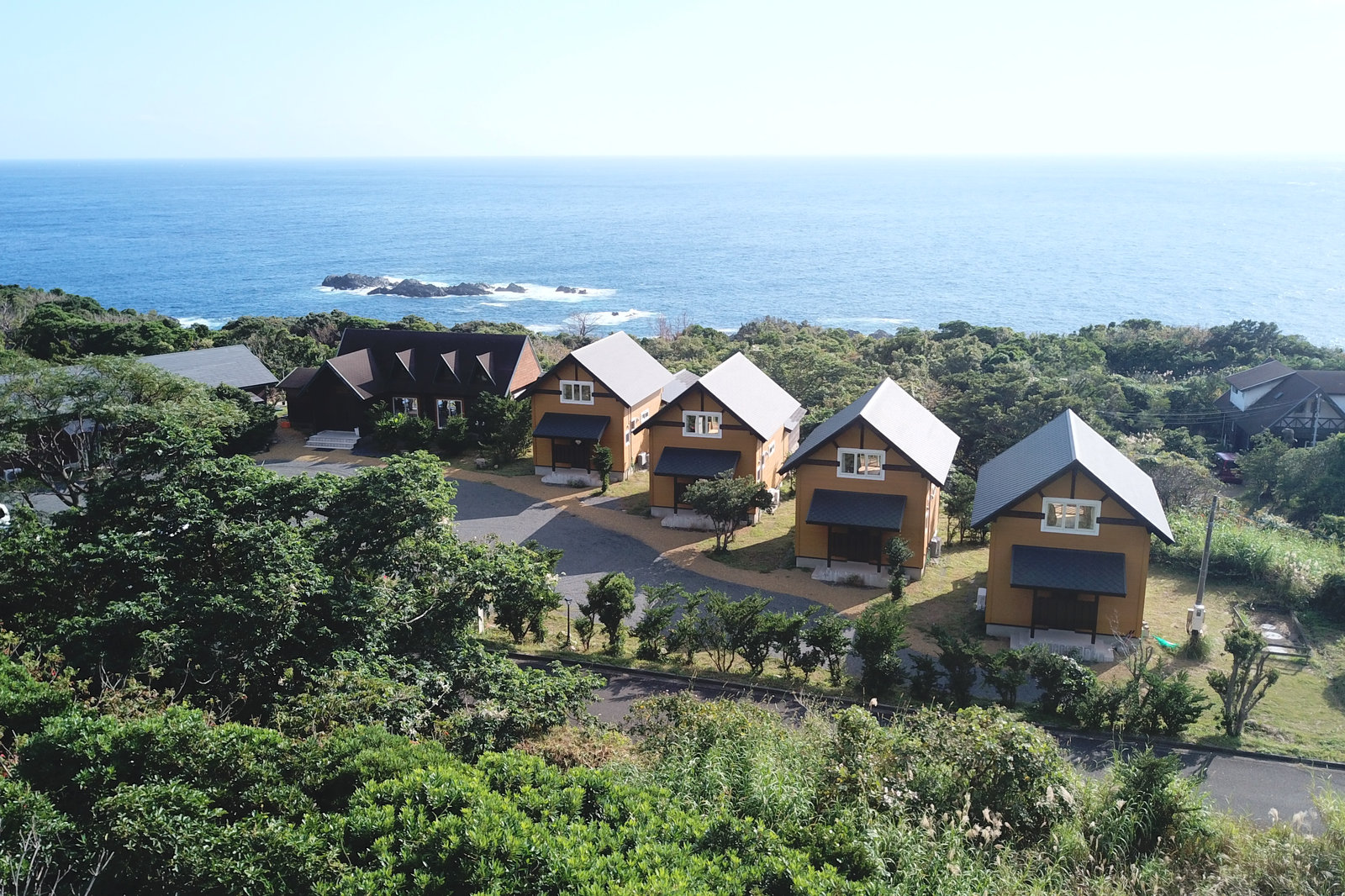 屋久島 海の胡汀路 てぃーだ — 屋久島・栗生 · 独立コテージ四棟、東シナ海を望む小宿