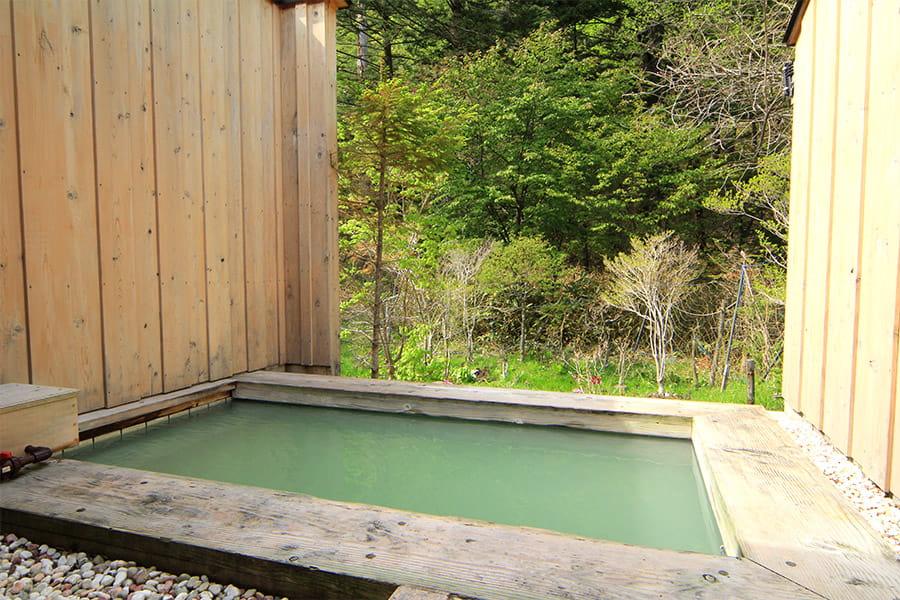 奥日光湯元温泉 かつら荘 — 栃木県日光市湯元 · エメラルドグリーンの硫黄泉露天風呂