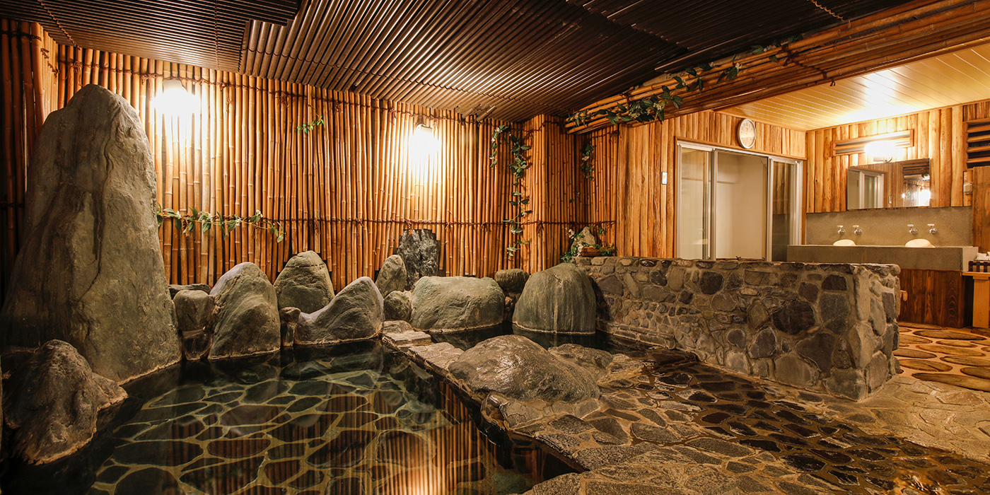 元禄旅籠 油屋 — 真庭市・湯原温泉 · 元禄元年1688年創業、旭川沿いの全室温泉風呂付き旅館