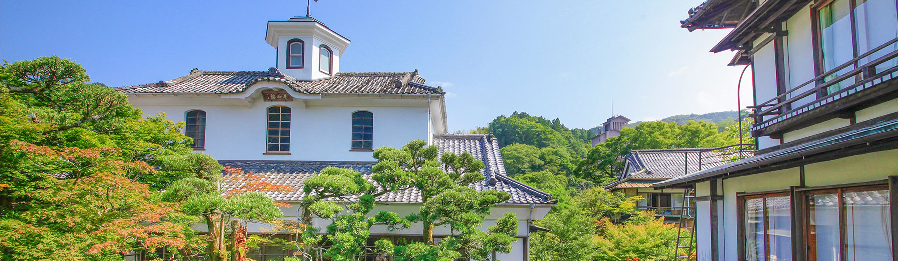 新井旅館 — 静岡県伊豆市修善寺 · 桂川に張り出した渡り廊下と登録有形文化財の本館