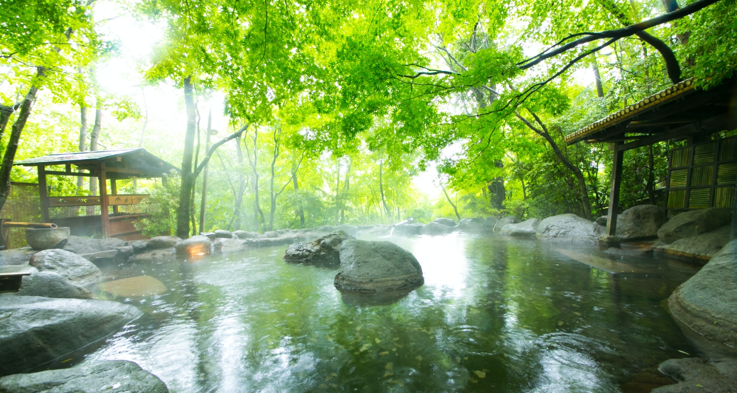 おやど 二本の葦束 — 由布院・川北 · 全室離れの専用湯屋から立ちのぼる湯気