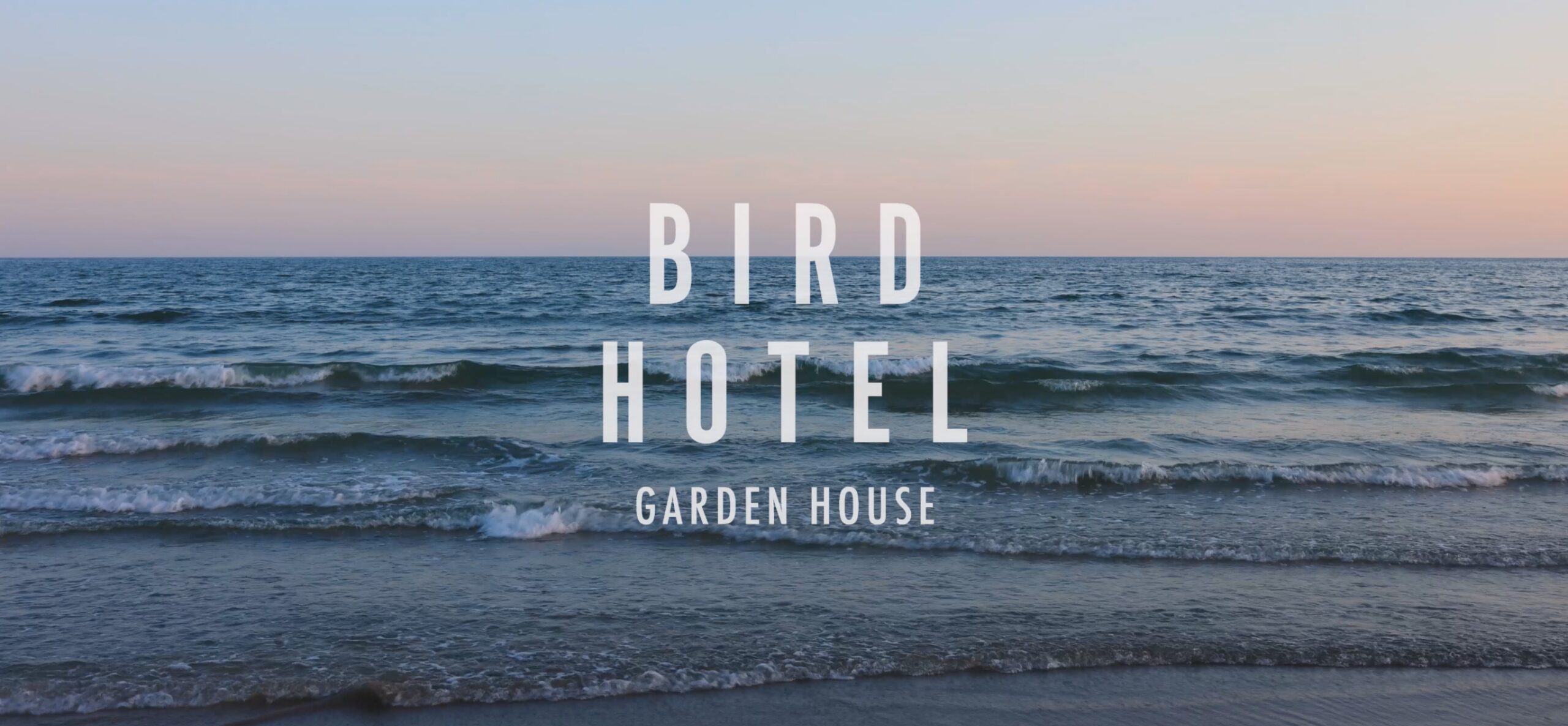 BIRD HOTEL — 鎌倉・由比ヶ浜 · 庭とレストランを中心に据えた2022年開業のオーベルジュ