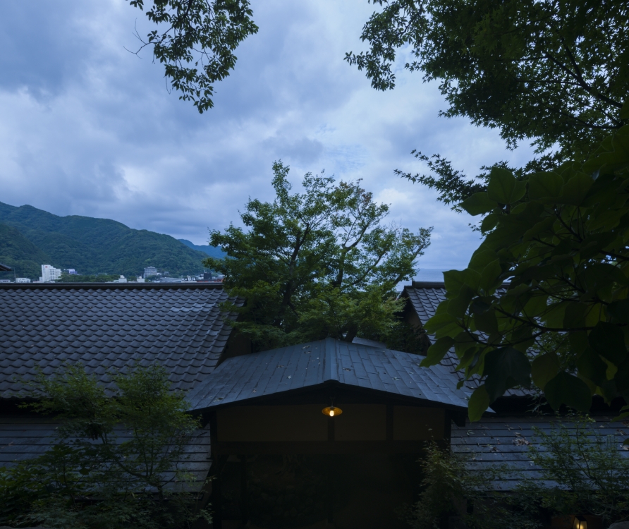 無雙庵 枇杷 — 静岡・西伊豆土肥 · 駿河湾を望む山中の離れ群、瓦屋根と樹々に包まれた佇まい
