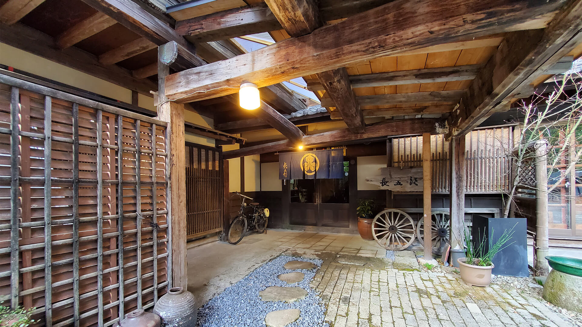 長五郎 — 岐阜・飛騨高山 · 築100年の古材を生かした黒光りする太い梁と小屋組