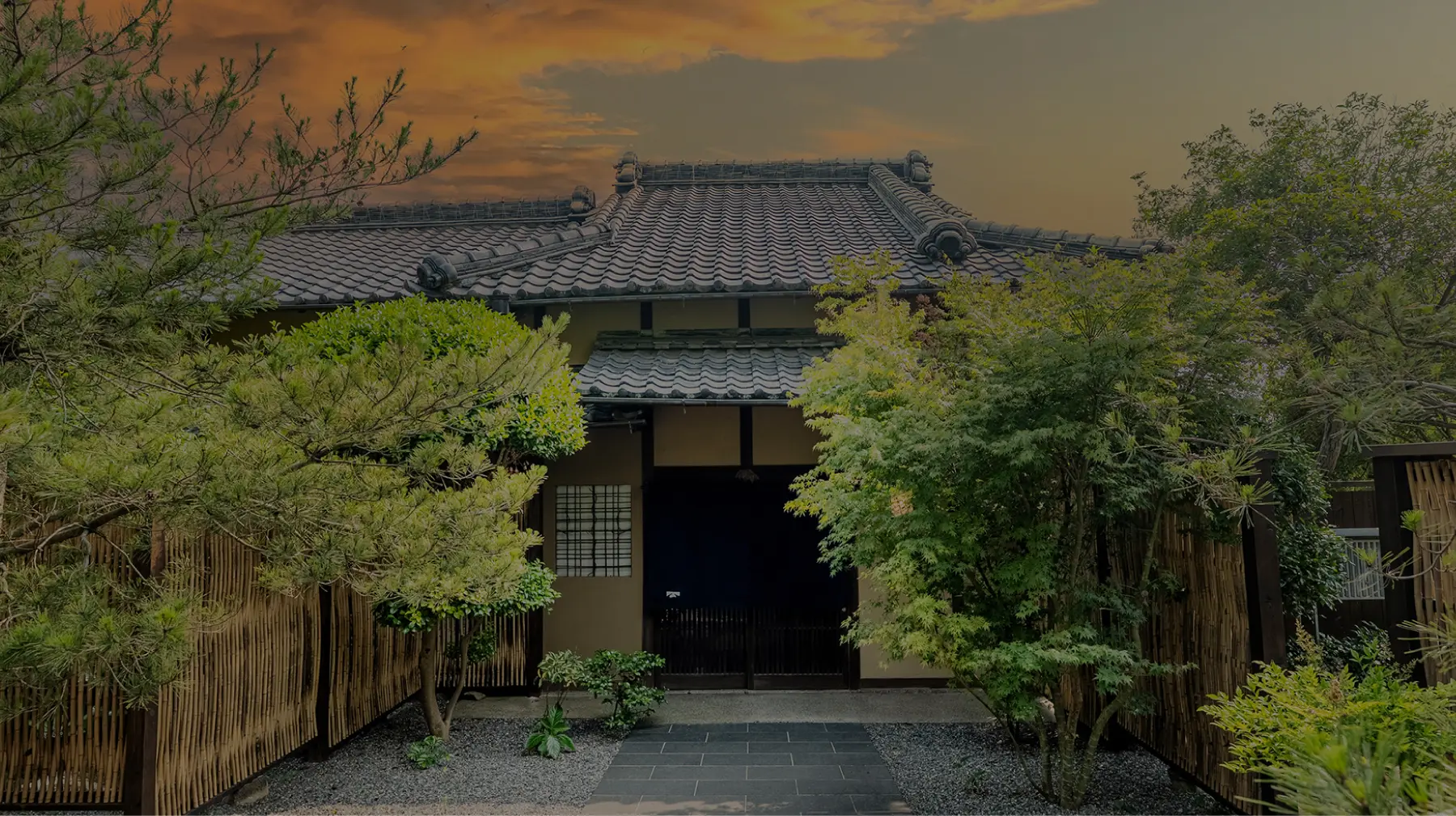THE COVE — 蒲郡・竹島町 · 1916年築の旧料亭竹島を再生した木造一棟貸しの宿の夕景