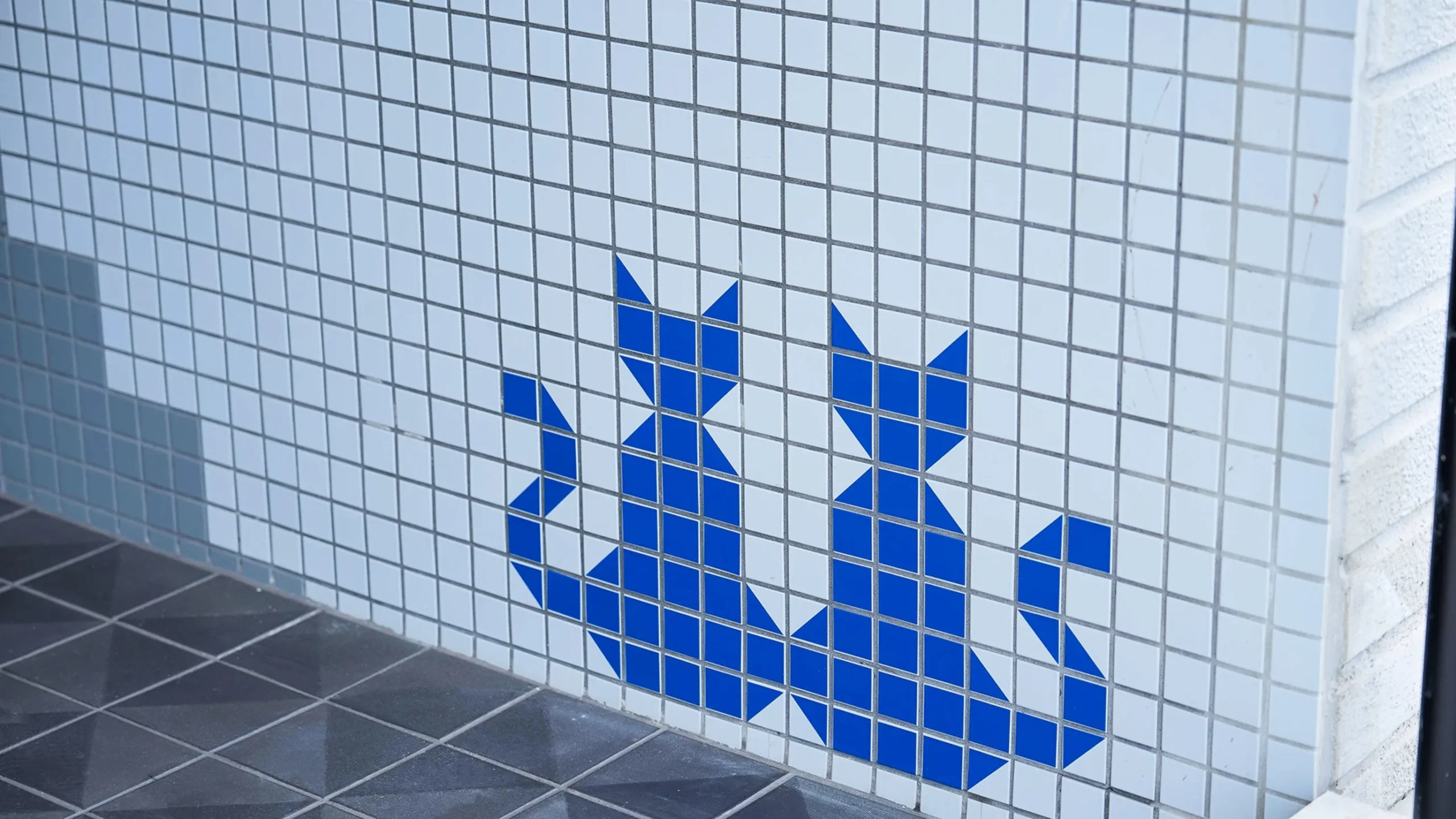 FRUOR TOKONAME — 常滑・やきもの散歩道 · 常滑タイルのモザイクで描かれた青い二匹の猫の壁面