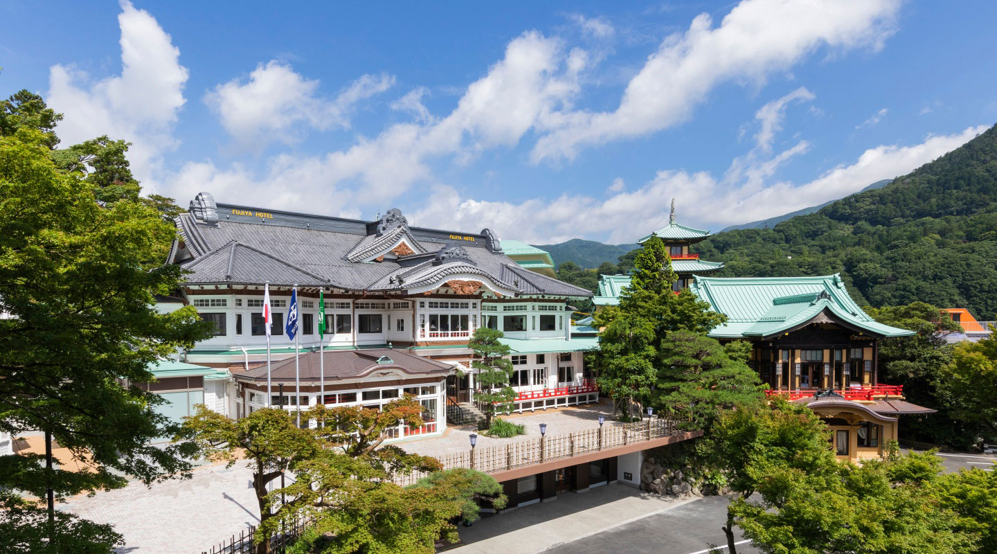 富士屋ホテル — 神奈川県箱根町宮ノ下 · 1891年築の本館、入母屋造の深い軒と銅樋