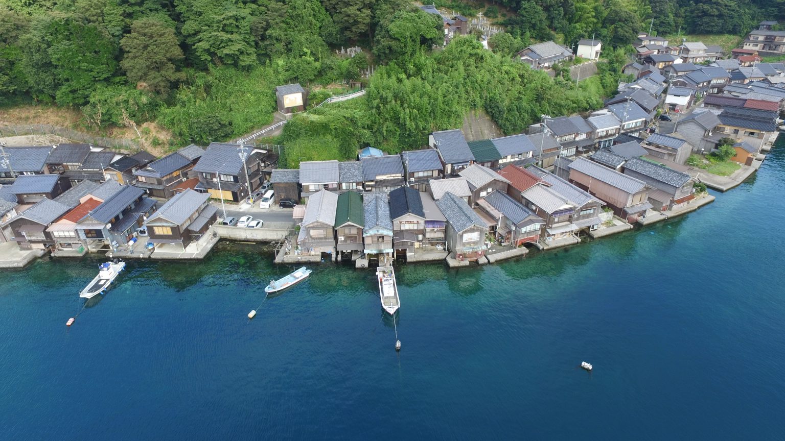 伊根海宿 舟音 — 京都府与謝郡伊根町 · 約230軒の舟屋群が湾を縁取る集落の中央