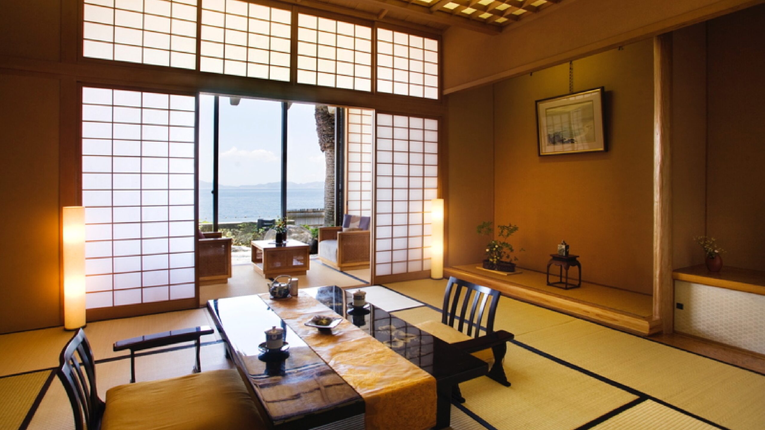 旬景浪漫 銀波荘 — 蒲郡・西浦温泉 · 障子を開け放つと三河湾が広がる和室、海へ向けた開口部設計