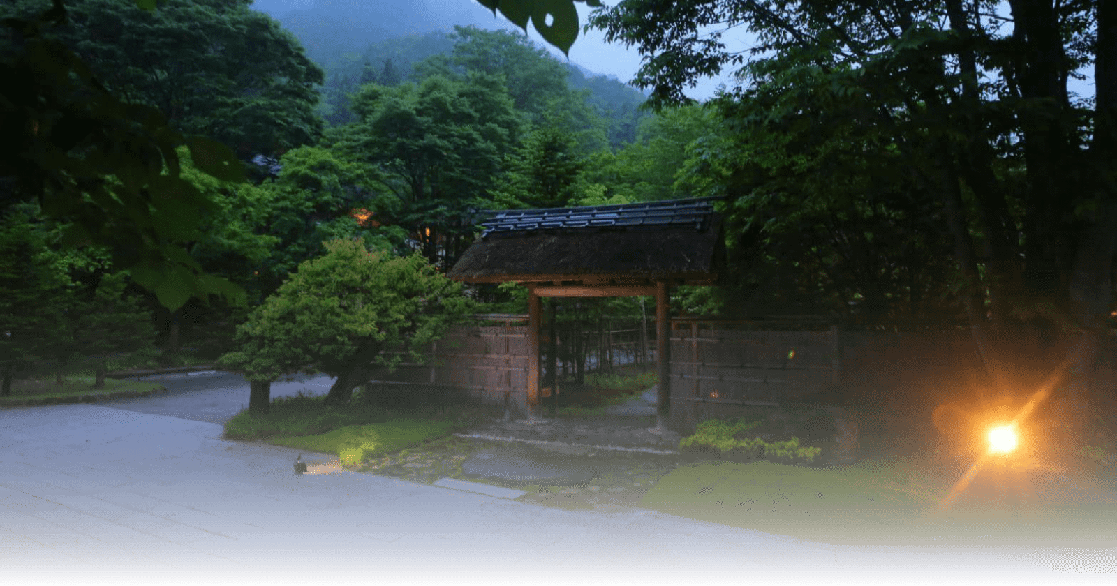 別邸 仙寿庵 — 群馬・谷川温泉 · 谷川連峰の麓に建つ宿の門口と杉木立