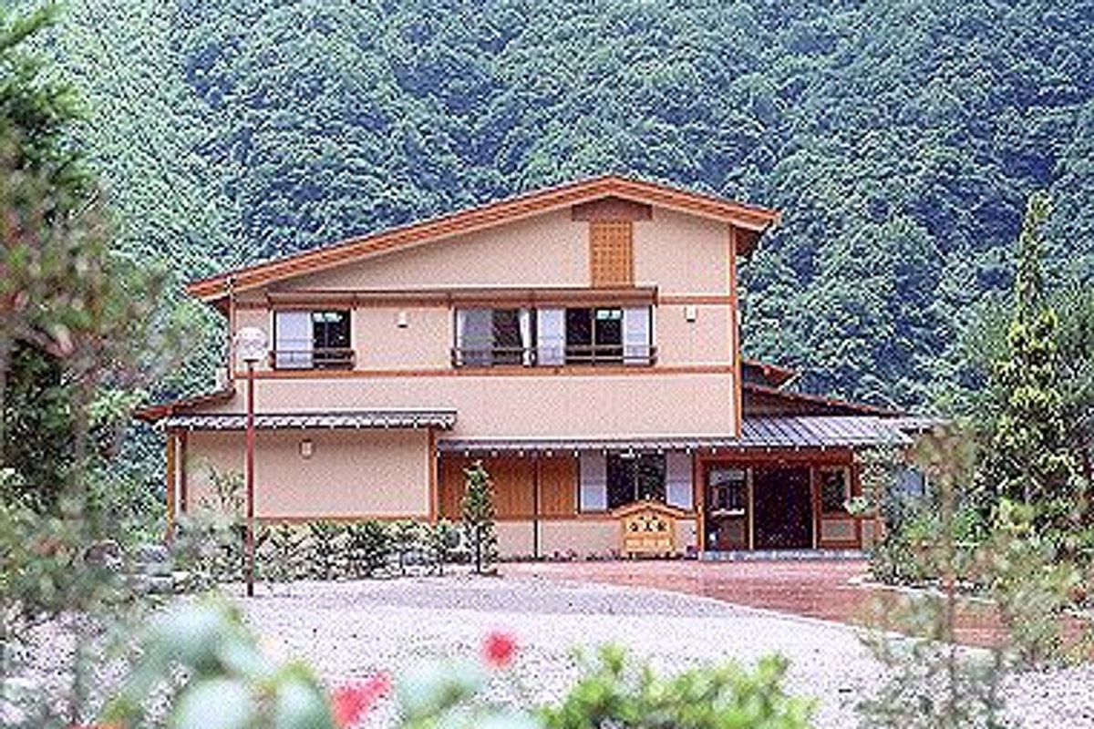 宝美館 — 岐阜・奥飛騨温泉郷新平湯 · 木造6室の小規模旅館の館内