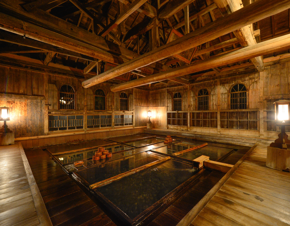 法師温泉長寿館 法師乃湯 — 群馬・みなかみ町 · 明治28年築、鹿鳴館様式のアーチ窓と総檜の妻屋根を持つ混浴大浴場
