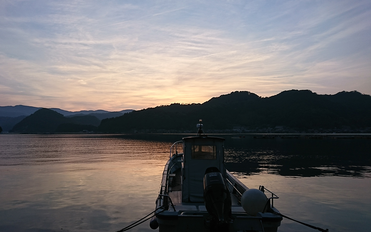 舟屋の宿 鍵屋 — 京都・伊根 · 一日一組貸切の舟屋、玄関先がそのまま伊根湾の海