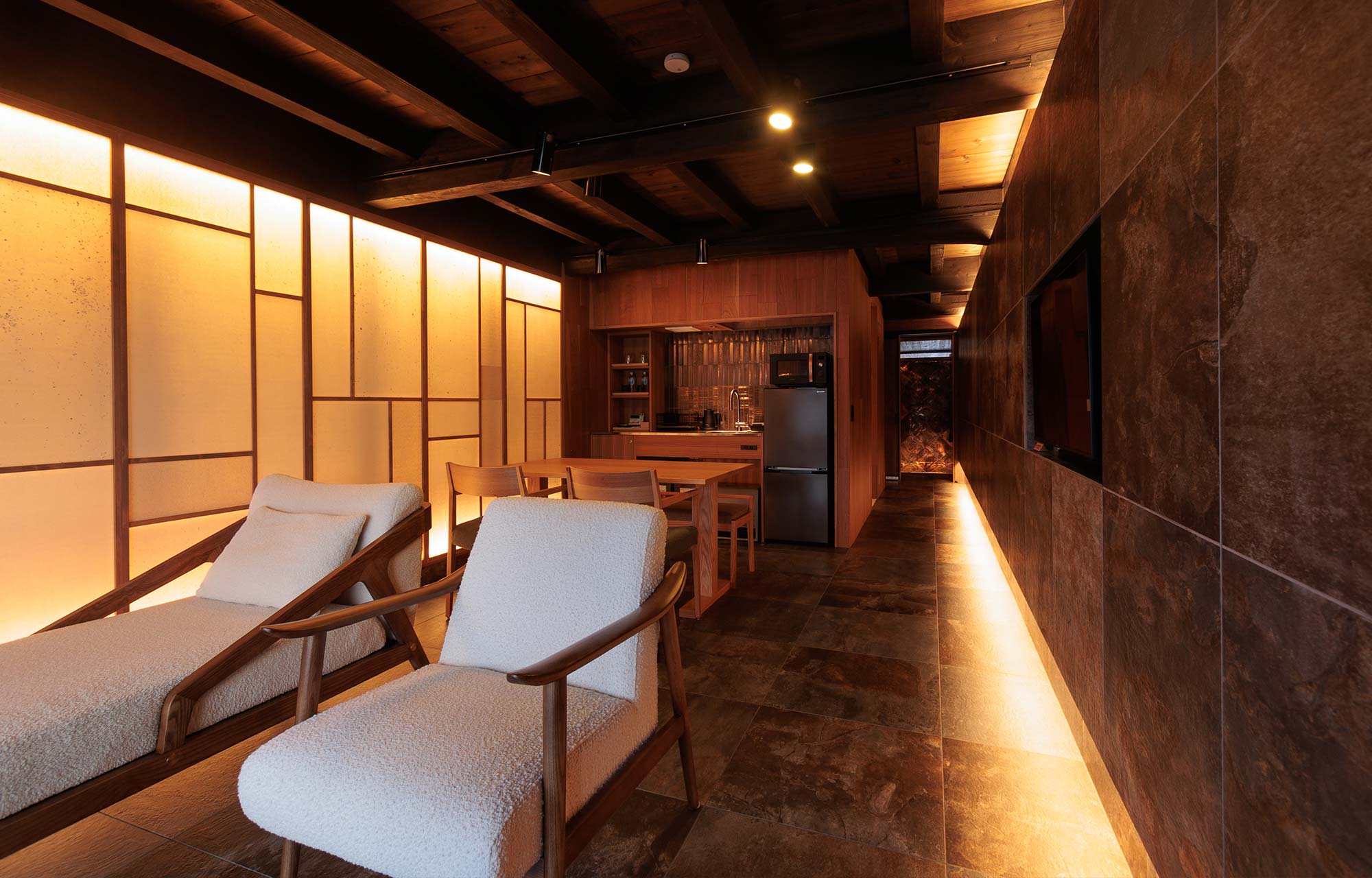 舟屋の宿 蔵 — 京都・伊根 · 一日一組の素泊まり貸切舟屋、伊根湾に面した水際の宿