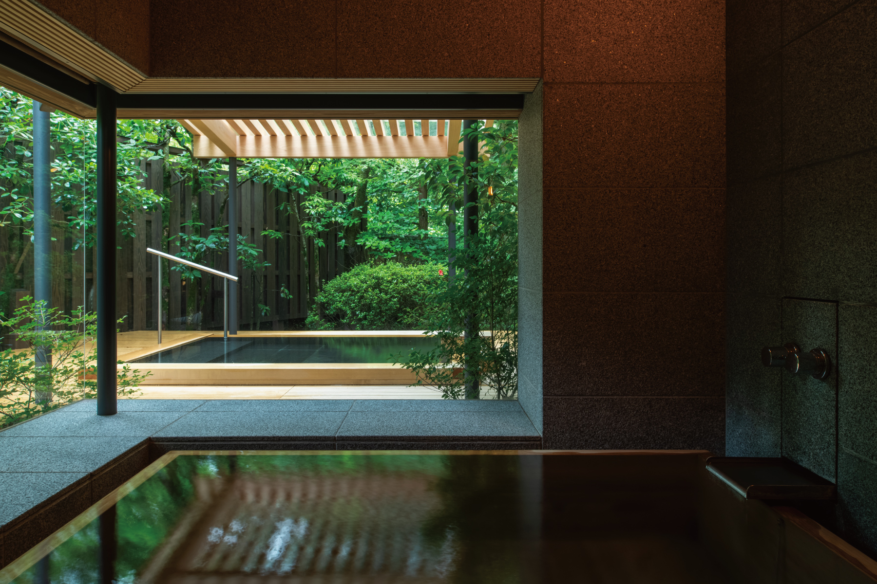 亀の井別荘 — 由布院・金鱗湖畔 · 1921年創業、3万平米の庭園に建つ別荘旅館