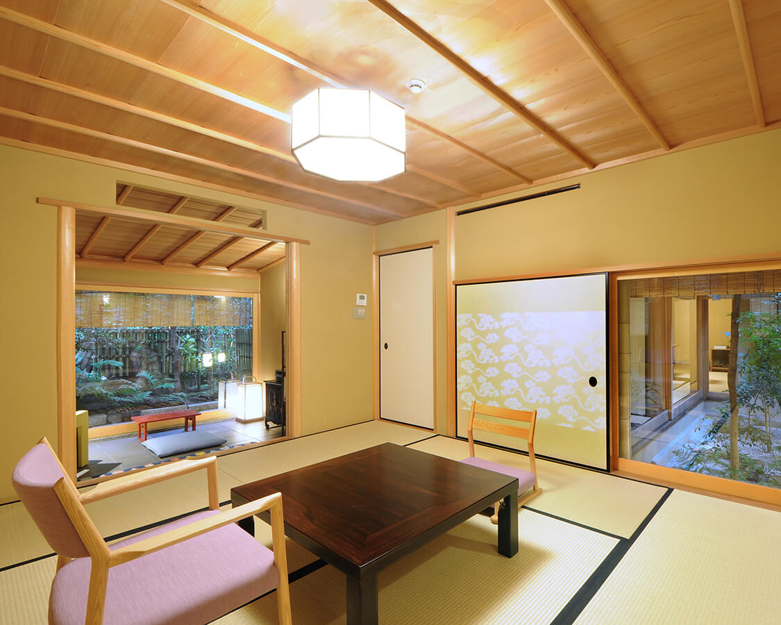 要庵 西富家 — 京都・富小路 · 中村外二の数寄屋客室、坪庭に面した障子と框
