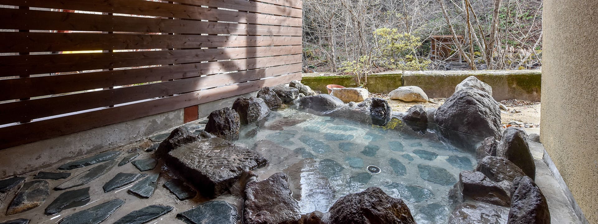 二岐温泉 柏屋旅館 — 福島・天栄村 · 床から源泉が自噴する「自噴岩風呂」を持つ秘湯の一軒宿