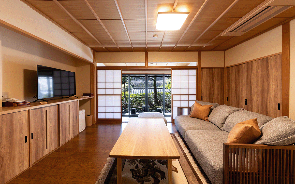 川上屋花水亭 — 下呂温泉 · 飛騨川に面した数寄屋客室と障子・檜の框